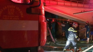 Dập tắt đám cháy kho giày dép trong khu dân cư