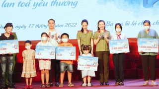 Ấm tình đồng đội qua chương trình “Mẹ đỡ đầu”