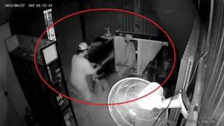 Hai tên trộm đột nhập cửa hàng điện thoại bất chấp hệ thống báo động