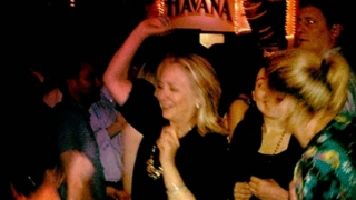 Ủng hộ Thủ tướng Phần Lan, bà Hillary Clinton đăng ảnh "xả stress" ở hộp đêm