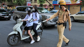 Sĩ diện hão, nhiều học sinh đầu trần kẹp 3, lạng lách đánh võng