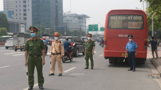 Xe "rùa bò" chèo kéo khách: chặn đằng này, "bò" đằng kia!