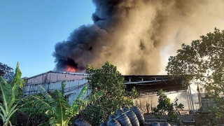 Cháy lớn thiêu rụi cơ sở sản xuất phao nhựa