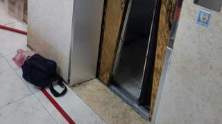 Giải cứu kịp thời 9 người bị kẹt trong thang máy