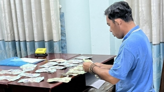 Ngắt camera, dùng khóa dự phòng trộm tài sản trong két sắt công ty cũ