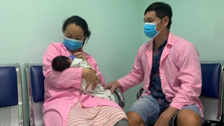 Sản phụ đẻ rơi con trong nhà vệ sinh đã "thoát hiểm" như thế nào?