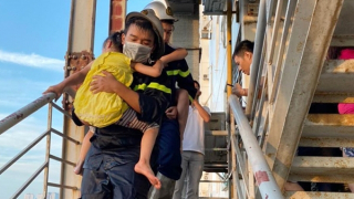 Cảnh sát cõng người già và trẻ em mắc kẹt trong đám cháy thoát ra ngoài