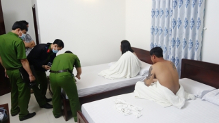 Tạm giữ 5 “tú ông” chứa mại dâm ở An Giang