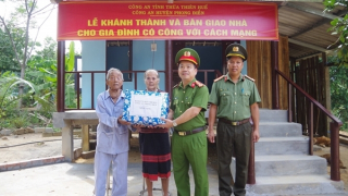 Bàn giao Nhà tình nghĩa cho gia đình có công cách mạng