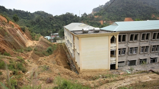 Trường mới xây đội vốn hơn 100 tỷ đồng nhưng học sinh vẫn phải đi học trường tạm