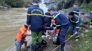 Cảnh sát giải cứu nhóm thanh, thiếu niên mắc kẹt trong lũ dữ