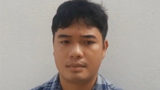 Dắt súng bắn đạn chì, cưỡi xe máy đi "rình mồi"