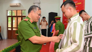 Trao căn cước công dân cho hơn 2.000 phạm nhân được đặc xá