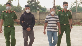 Sau va chạm giao thông, hai bố con vác dao chém người