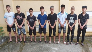 8 thanh niên rủ nhau cướp thuốc lá điện tử