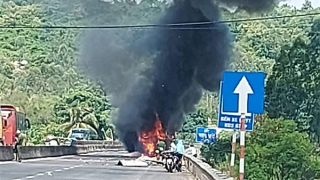 Cháy xe chuyển phát nhanh, tài xế và phụ xe thoát nạn