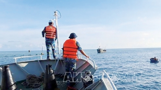 Cứu tàu cá Phú Yên bị mắc cạn tại khu vực đảo Sinh Tồn