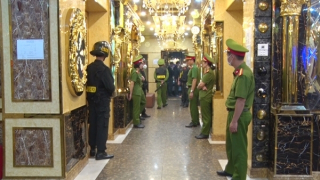 Nam cởi trần, nữ hở hang bay lắc trong karaoke Thiên Đường