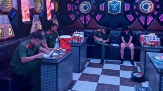 Nữ nhân viên quán karaoke DJ Club bán dâm trong phòng VIP