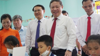 Trao tặng trên 52 ngàn cuốn sách cho các trường tiểu học ngoại thành