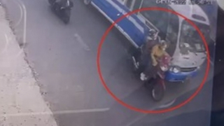 Xe máy va vào xe khách, 3 người thương vong