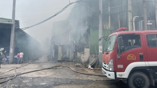 Cháy nhiều xưởng gỗ quy mô lớn ở Đồng Nai