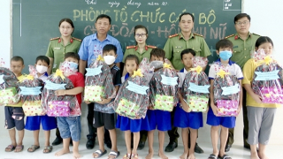 Công an tỉnh Bạc Liêu tiếp sức học sinh nghèo đến trường