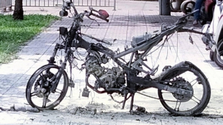 Truy tìm người đàn ông châm lửa đốt xe gắn máy rồi bỏ đi