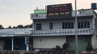 Cha con mua 2 thiếu nữ về ép massage kích dục cho khách