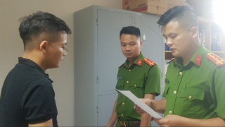 Bắt giam cán bộ quản lý thị trường đánh bạn gái trong quán karaoke