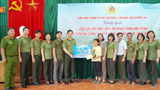 Ấm áp chương trình "Mẹ đỡ đầu" của phụ nữ Công an tỉnh Bắc Kạn