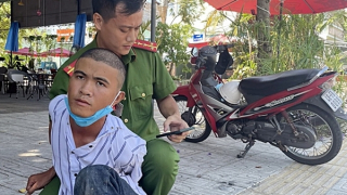 Trên đường trao nhà tình nghĩa, Cảnh sát môi trường bắt giữ tên trộm xe máy