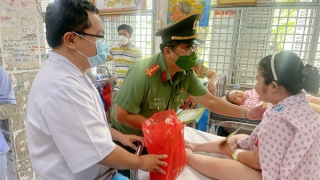 Trao yêu thương, vui Trung thu cùng bệnh nhi ung thư