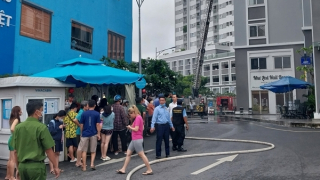 Cư dân tháo chạy khi phát hiện căn hộ trên tầng 8 bốc cháy