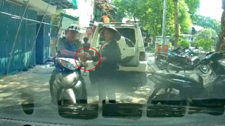 Xác minh thông tin tự quản phường nhận tiền của người bán hàng rong