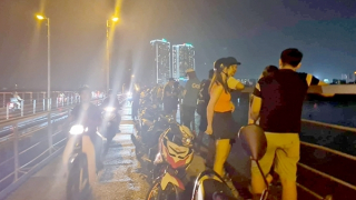 Vớt được nam thanh niên nhảy xuống cầu Long Biên cứu bạn gái