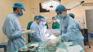 Mổ cấp cứu bắt con cho sản phụ ung thư giai đoạn 4