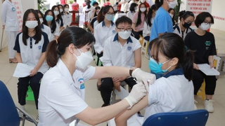 Phát động chiến dịch tiêm chủng vaccine "Vui trung thu và tựu trường an toàn"