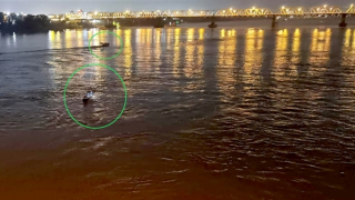 Làm rõ lý do đôi nam nữ nhảy cầu Long Biên