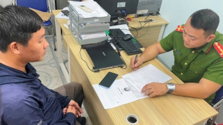 Dùng hình ảnh "nóng" tống tiền bạn tình