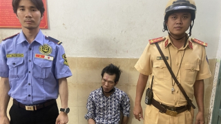 CSGT bắt đối tượng bẻ trộm gương chiếu hậu