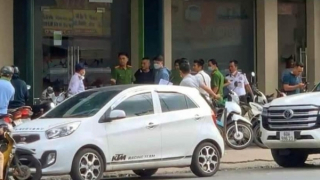 "Ninja" đội mũ bảo hiểm xông vào ngân hàng cướp tiền