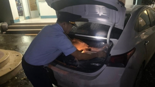 Bỏ luôn 2 xe ô tô để trốn vì bị phát hiện chở thuốc lá lậu