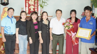 Trao bằng cử nhân cho gia đình sinh viên qua đời vì đuối nước