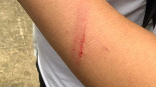 Thầy giáo dùng mũ bảo hiểm và thước kẻ đánh học sinh