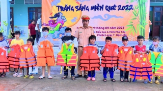 Công an tỉnh Bạc Liêu tặng quà học sinh nhân dịp Tết Trung thu