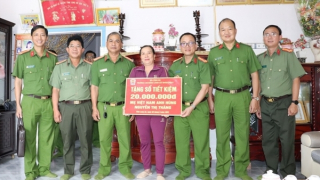 Trường Cao đẳng CSND II tặng sổ tiết kiệm Mẹ VNAH và quà cho các gia đình liệt sỹ