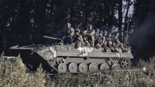 Bộ Quốc phòng Nga xác nhận rút khỏi chiến tuyến Đông Bắc Ukraine