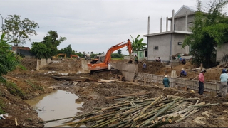 Thi công công trình thoát lũ gây nứt nẻ, sụt lún hàng loạt nhà dân