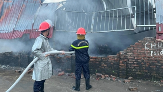 Hà Nội: Cháy xưởng lan sang nhà dân, 3 mẹ con bị bỏng nặng